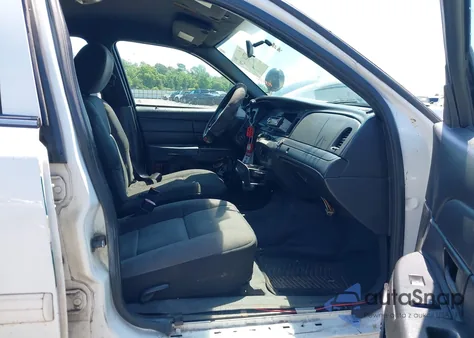 2011 Ford Crown Victoria Police Interceptor z USA, uszkodzony, nr VIN 2FABP7BV8BX113890